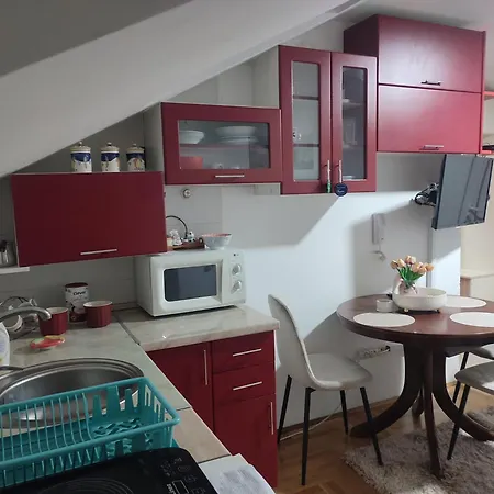Jana Apartment *
